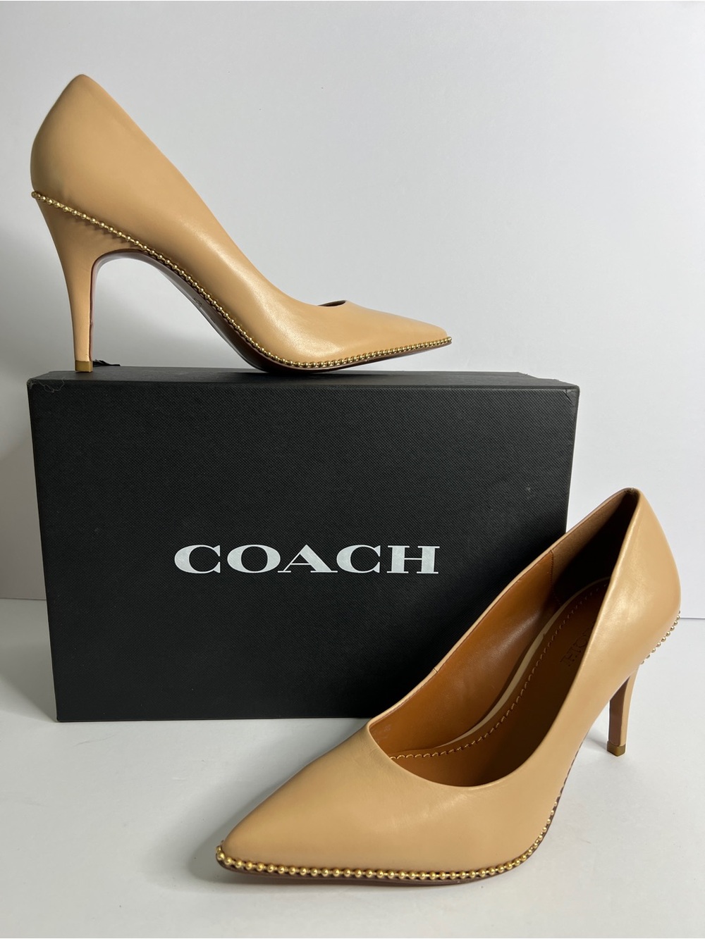 Coach Waverly Stone Beige Leather Beadchain Trim Pointed Toe Pumps 10B with Box